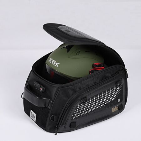 Moottoripyörän häntälaukku, johon mahtuu täysikokoinen kypärä ja tarvikkeet.